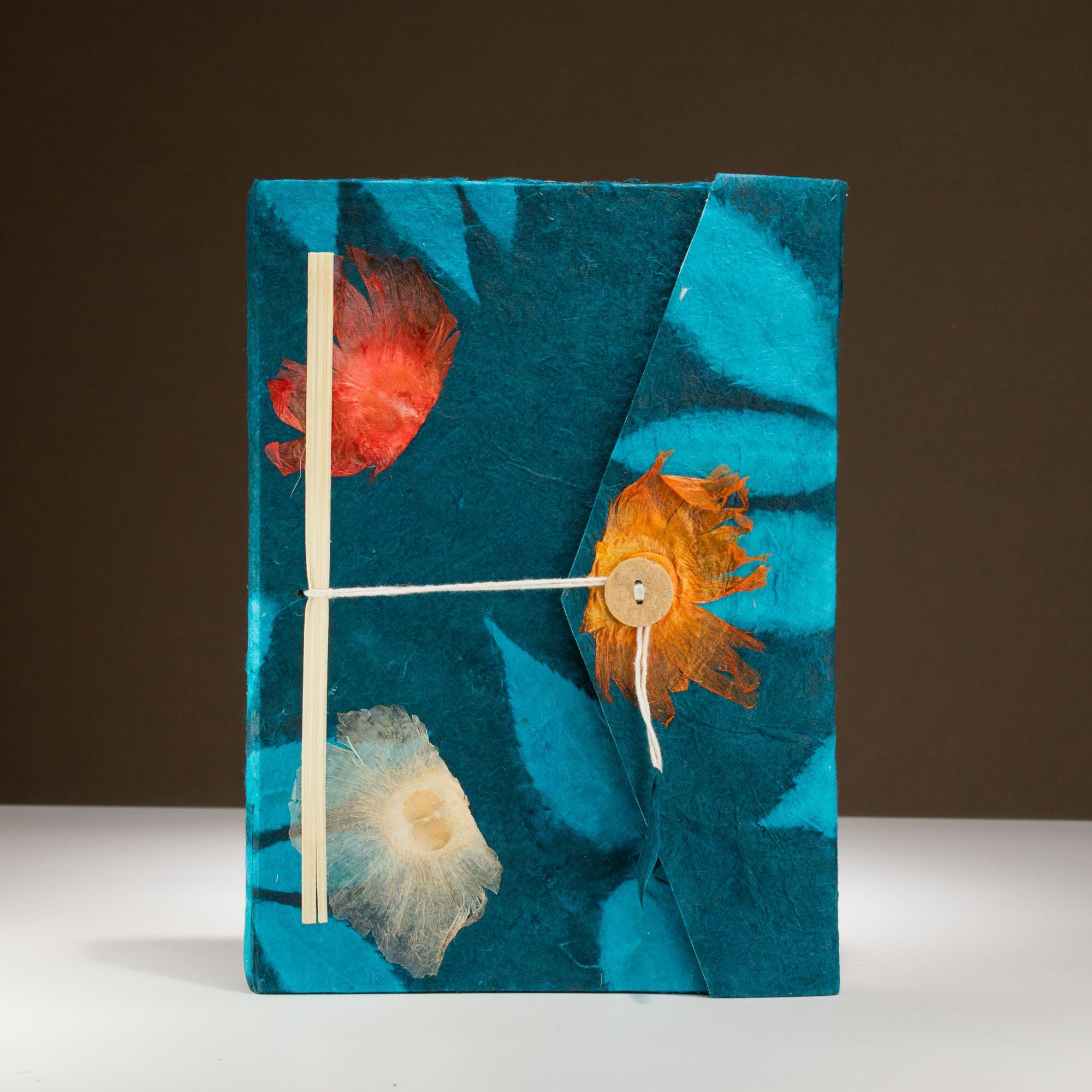 Jurnal multicolor Lokta cu model floral și închizătoare de bambus, mare (21x15cm), 45 pagini