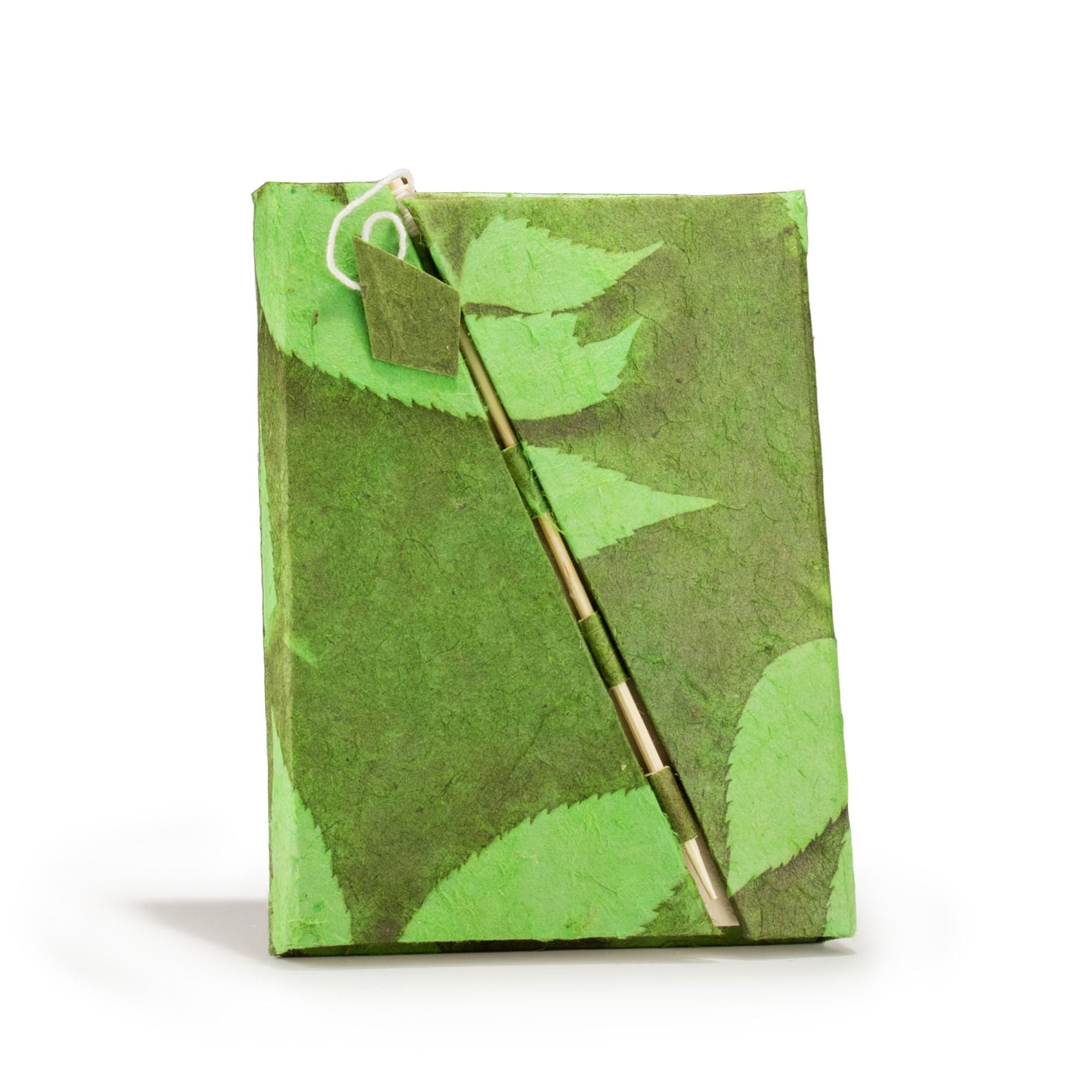 Jurnal verde Lokta cu model floral și închizătoare de bambus, mediu (15x12cm), 45 de pagini