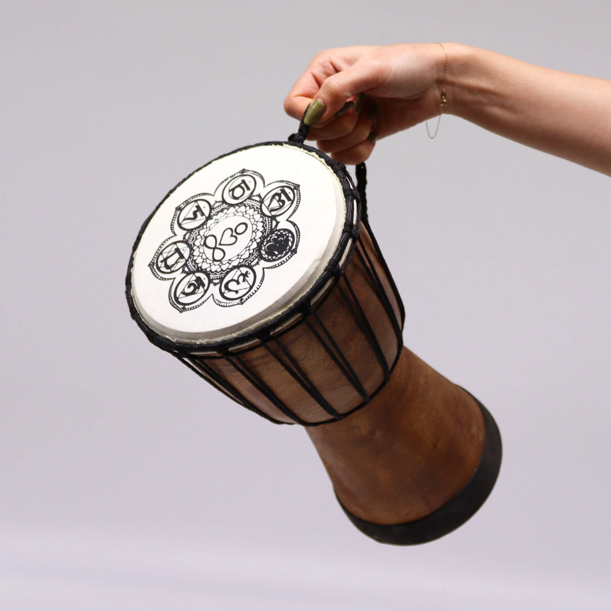 Tobă Djembe lată, din piele naturală, lucrată manual - 30 cm