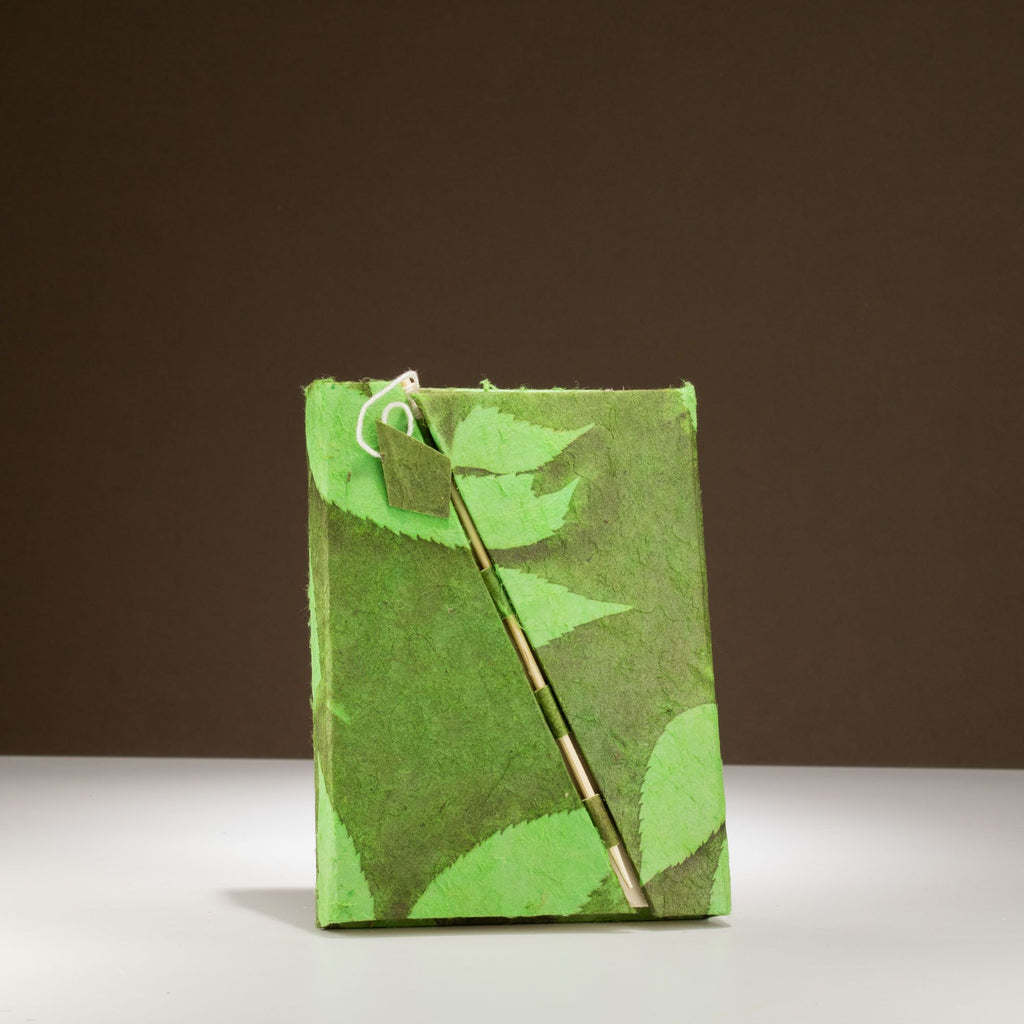 Jurnal verde Lokta cu model floral și închizătoare de bambus, mediu (15x12cm), 45 de pagini