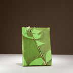 Jurnal verde Lokta cu model floral și închizătoare de bambus, mediu (15x12cm), 45 de pagini