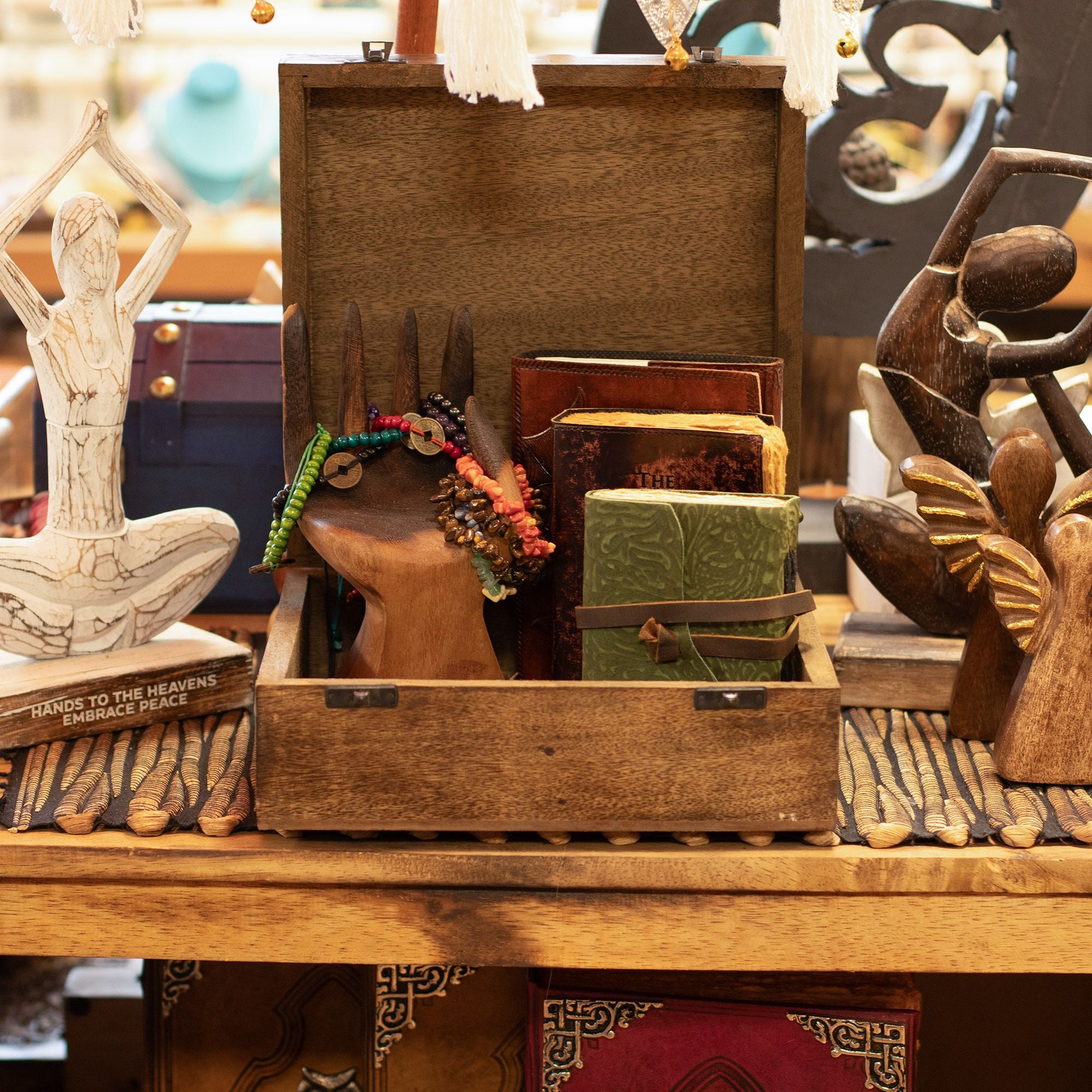 Cutie mare, handmade, din lemn de mango - cu model Mandala & Zeița fazelor lunii