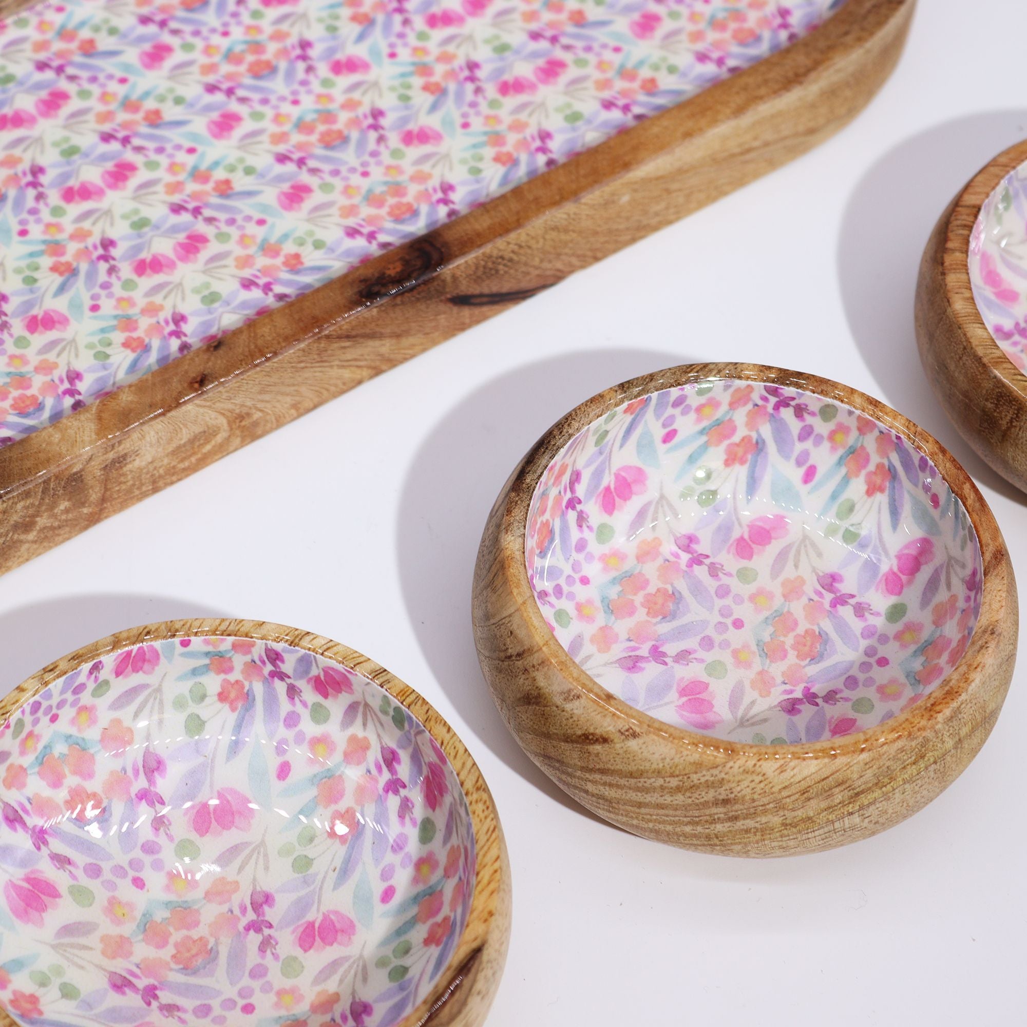 Tavă din lemn de mango cu 3 boluri și model floral - Roz pastel