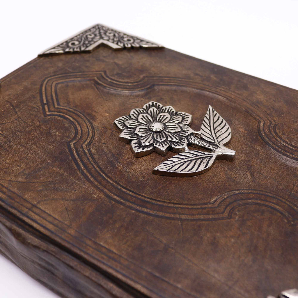 Jurnal antichizat din piele naturală, cu decor trandafir zincat - 200 pagini cu margini rotunde, 26x18cm