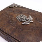 Jurnal antichizat din piele naturală, cu decor trandafir zincat - 200 pagini cu margini rotunde, 26x18cm