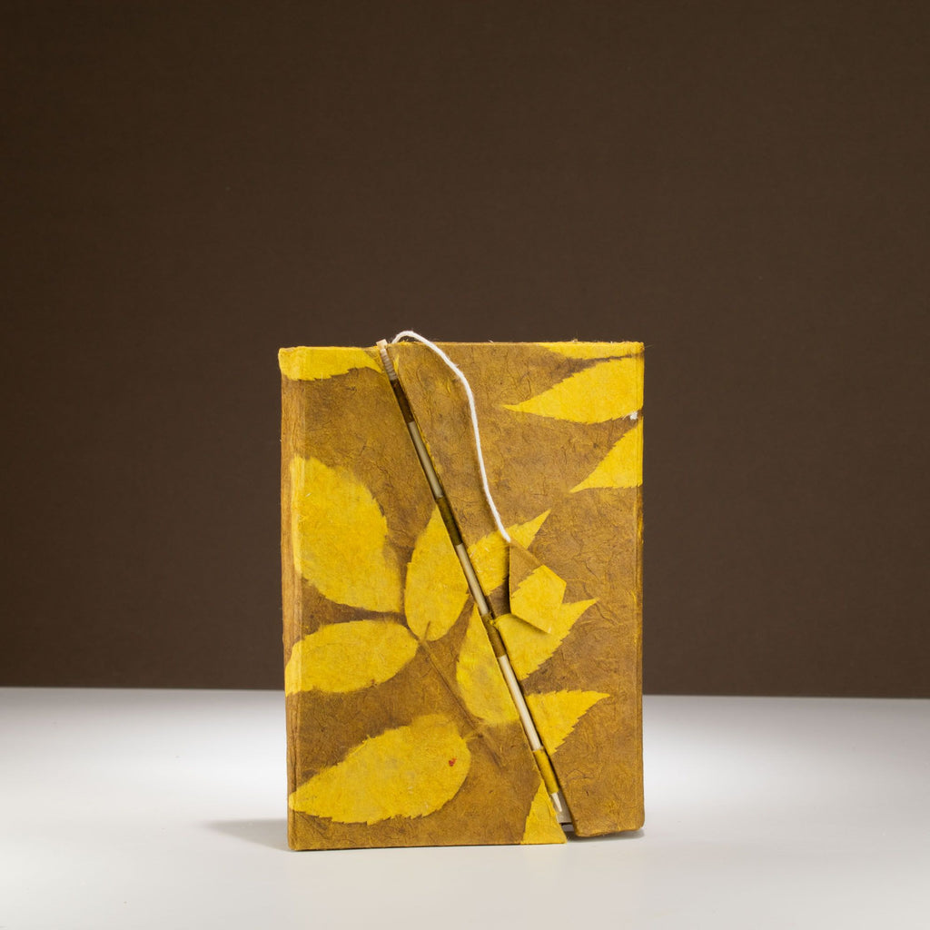 Jurnal galben Lokta cu model floral și închizătoare de bambus, mediu (15x12cm), 45 de pagini