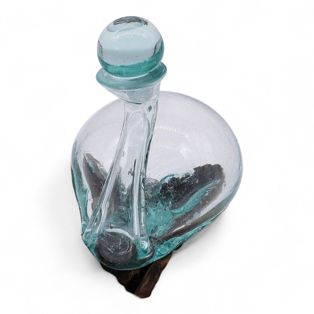 Decantor din sticlă topită pe suport de lemn, cu dop, realizat manual