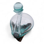 Decantor din sticlă topită pe suport de lemn, cu dop, realizat manual