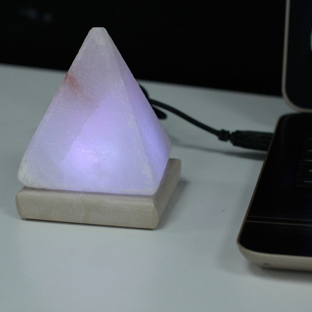 Lampă piramidală din sare de Himalaya, albă, cu încărcare USB - 9 cm