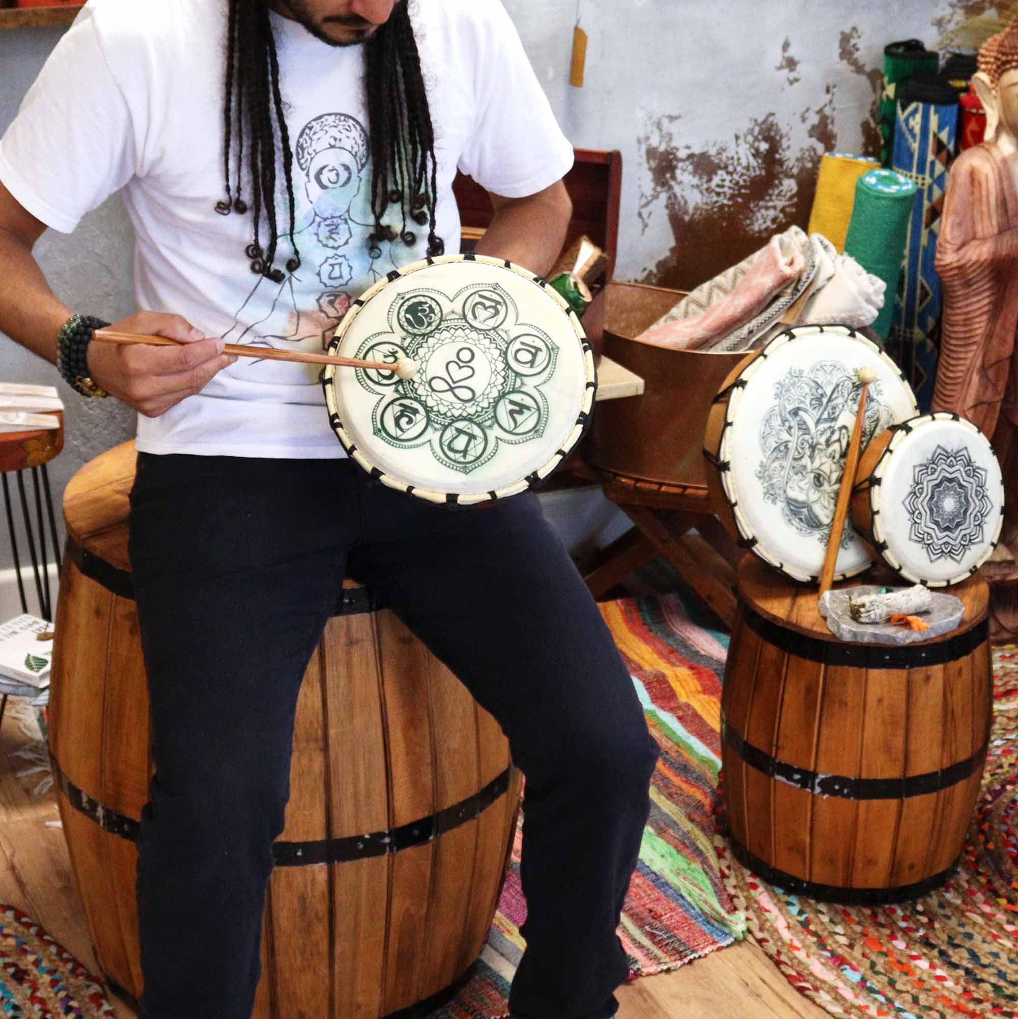 Tobă șamanică Chakra cu bețe incluse, lucrată manual - 25 cm