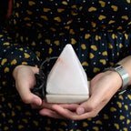 Lampă piramidală din sare de Himalaya, albă, cu încărcare USB - 9 cm